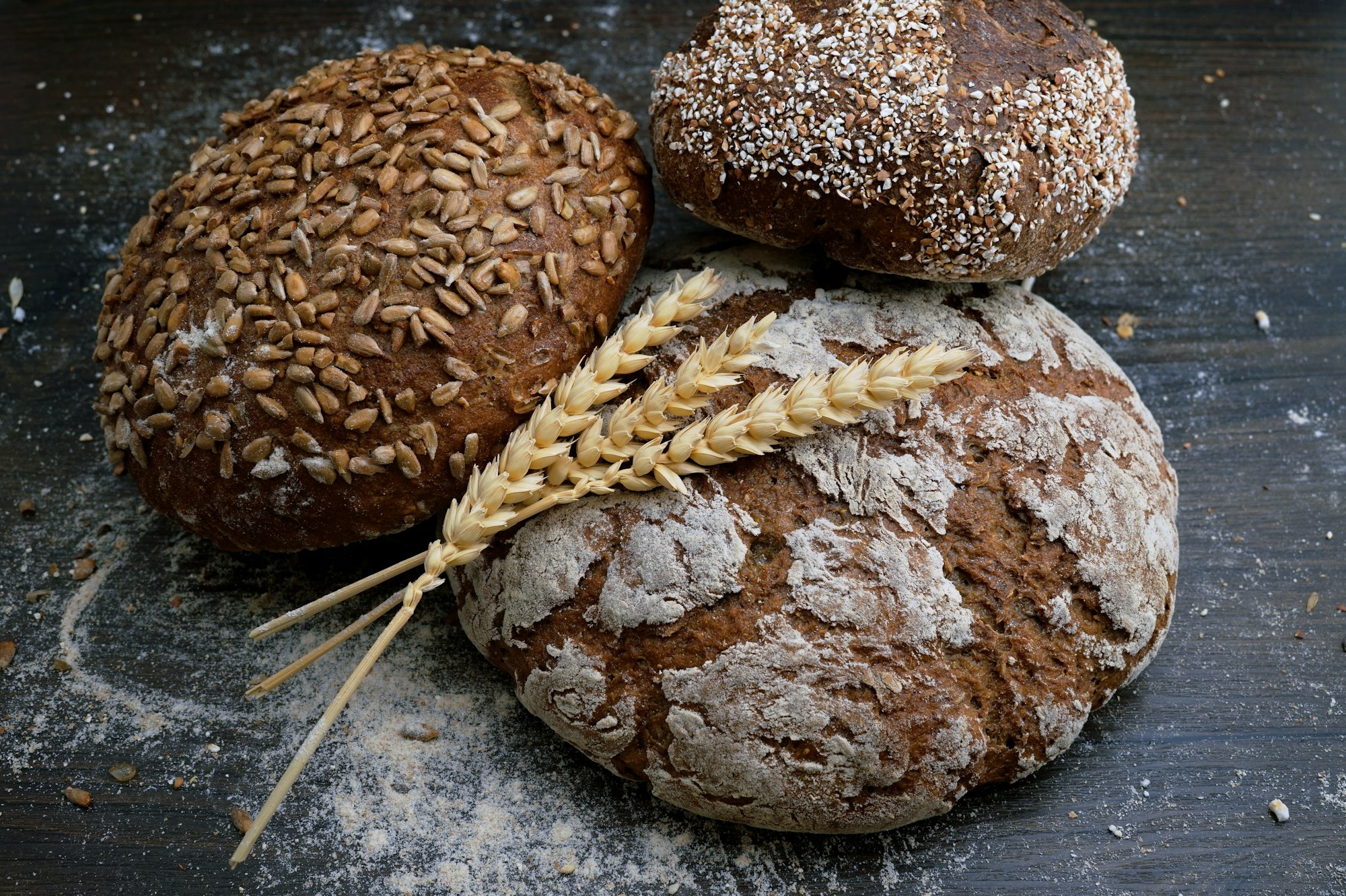Frisch gebackene Sauerteigbrote